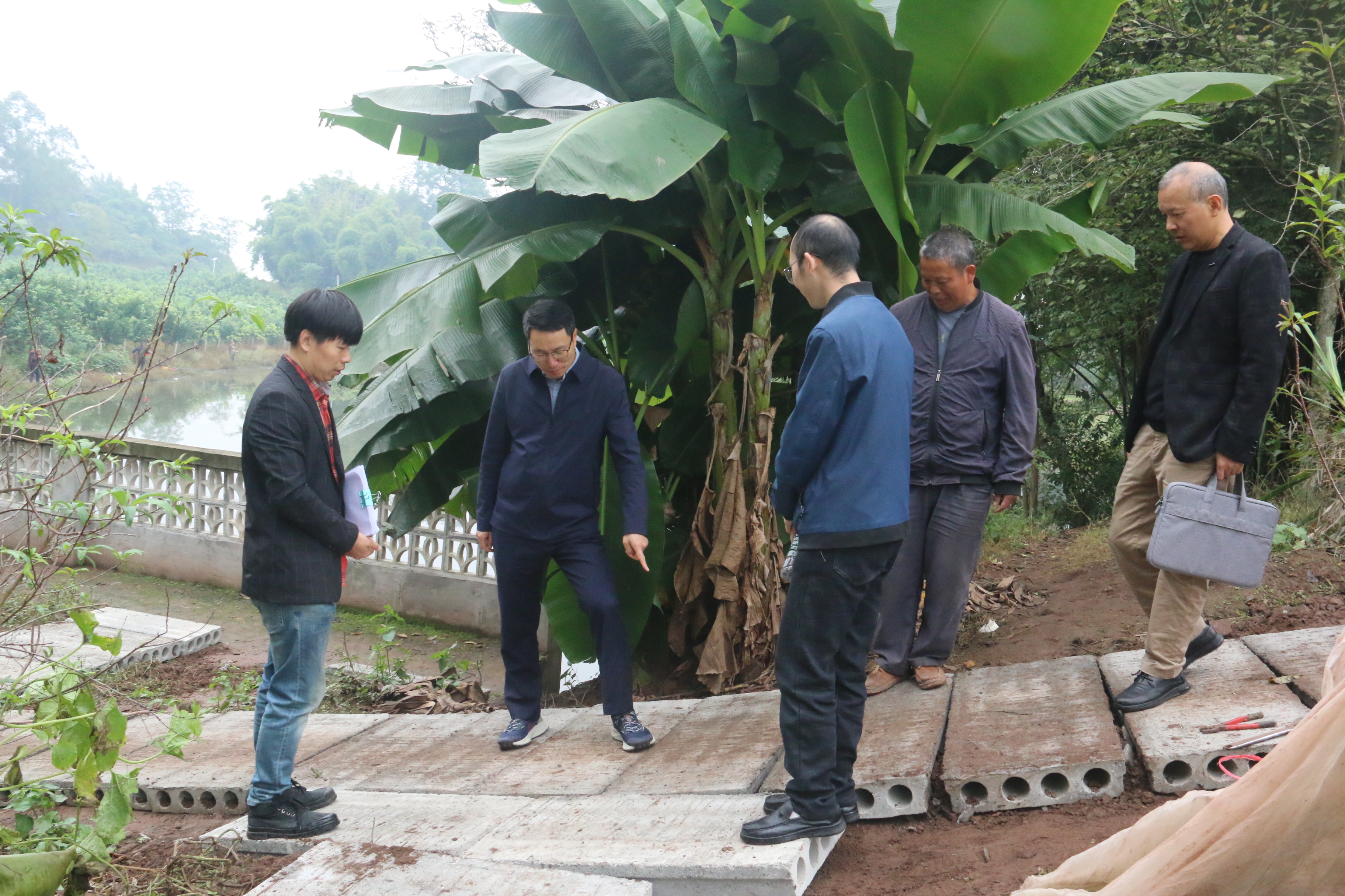 20231026副校长、机关党委书记王健到大石村调研查看捐赠便民路修建情况.jpg